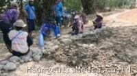 Tradisi Gotong Royong Warga Blok Karanganyar Kroya Bangun Jalan Sawah