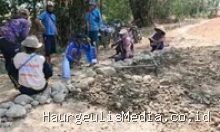 Tradisi Gotong Royong Warga Blok Karanganyar Kroya Bangun Jalan Sawah