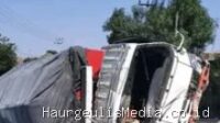 Truk Bermuatan Terguling di Jalan Raya Losarang Indramayu, Bangunan Rusak Berat