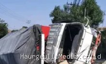 Truk Bermuatan Terguling di Jalan Raya Losarang Indramayu, Bangunan Rusak Berat