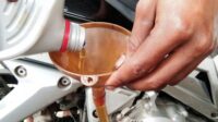Waktu Ideal Ganti Oli Motor Berdasarkan Jarak Tempuh dan Pemakaian
