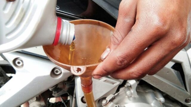 Waktu Ideal Ganti Oli Motor Berdasarkan Jarak Tempuh dan Pemakaian